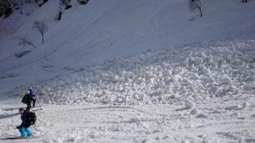 黒川沢上部の雪崩。まだ新しい感じのする雪崩。